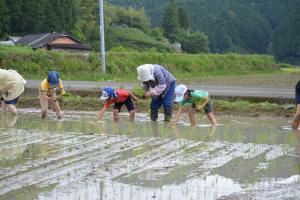 おばあちゃんと田植え