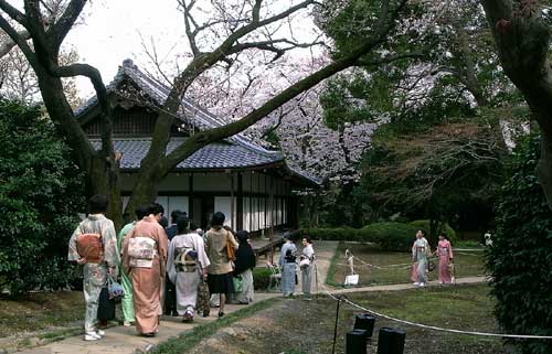 会場に向う方々の画像