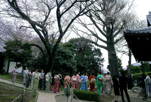 入室を待つ方々の画像