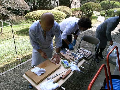 現地で雉子酒やきじ肉料理を準備する作業風景の画像