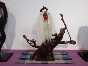 木の枝にかかった牛鬼頭作品