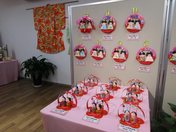 置物と引っ掛けのおひな様作品展示