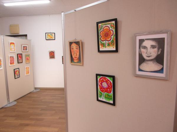 絵画展の後方全体風景