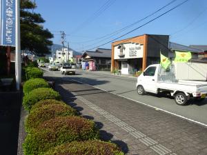 車両パレードの出発の様子